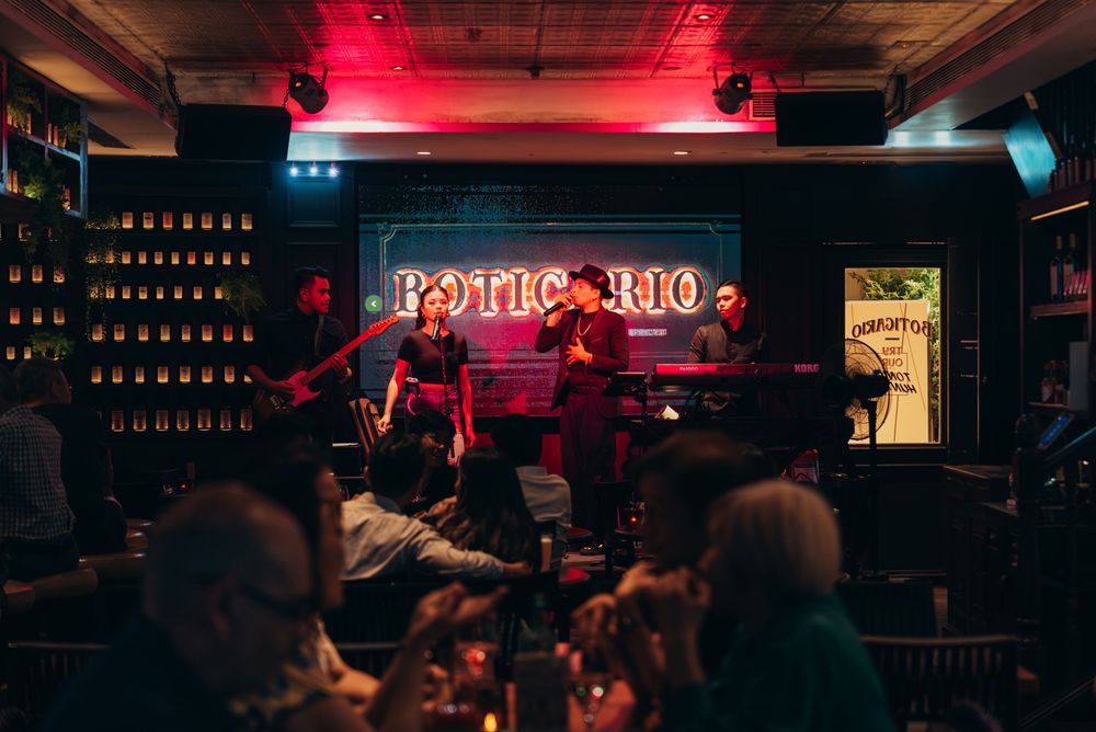 LIVE MUSIC
